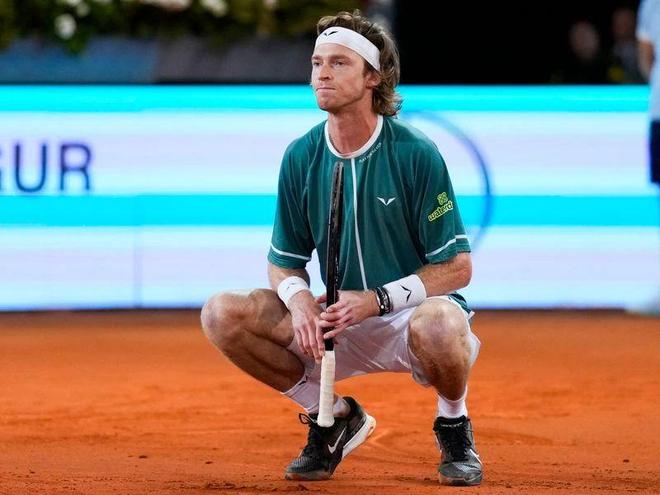 第86分钟富勒姆球迷齐声呐喊向裁判抗议：向裁判致敬，2-0